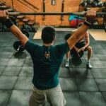 Dawkowanie BCAA – ile i kiedy najlepiej je przyjmować?